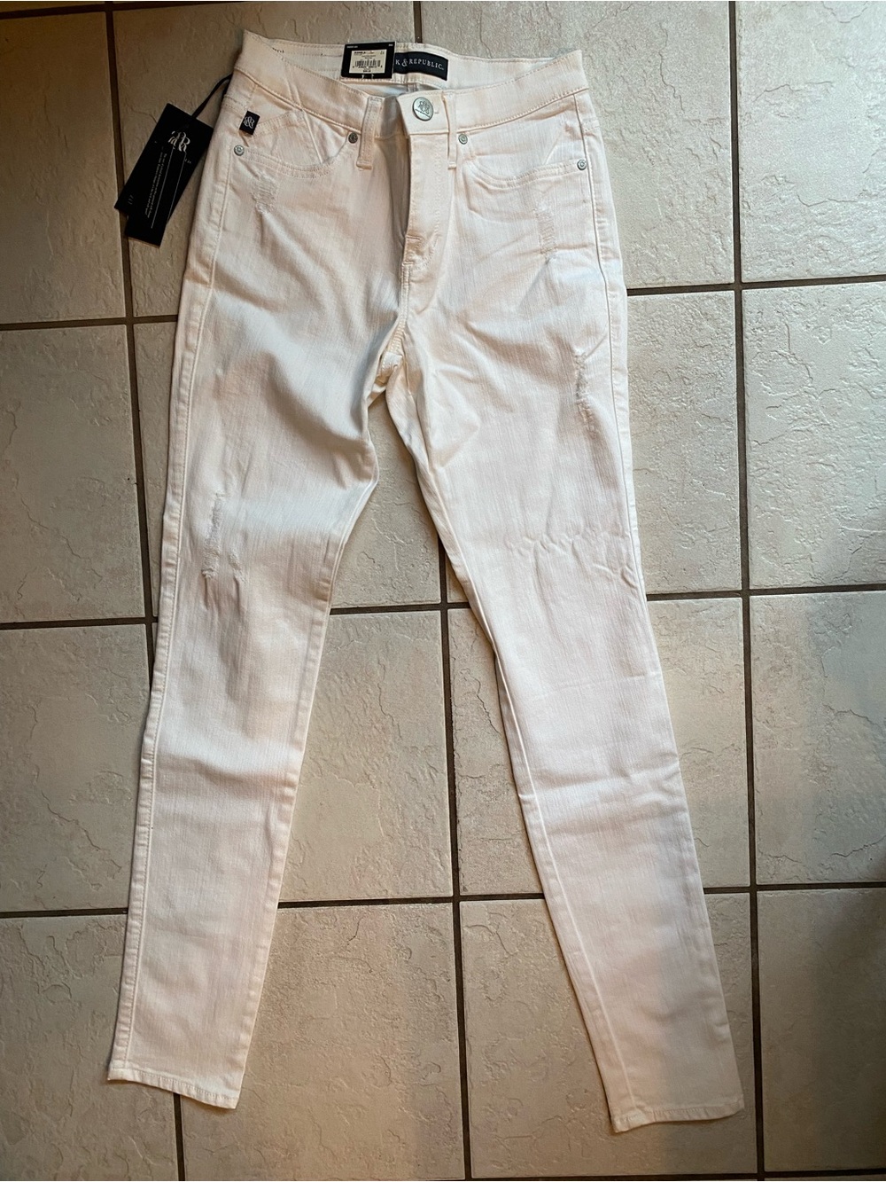 Rock & Republic Berlin Mid-Rise Skinny  Distressed  WHITE  Size 4 Long